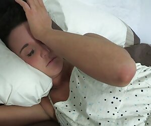 Seks bağımlısı kız büyük oyuncaklar ile oynuyor seks porno arap